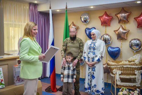 Ялга кайткан хәрби хатыны бала тапканда янында булган