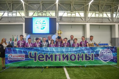 Чаллы мэры яшь футболчыларны бүләкләде