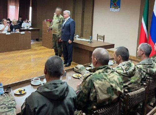 Чаллы мэры ялга кайткан хәрбиләр белән очрашты