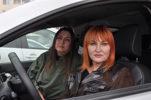 Чаллыдан апа белән сеңел солдатларга гуманитар йөк ташый
