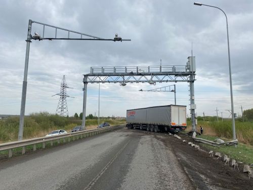 Сарман юлында исерек шофёр баганага килеп менде