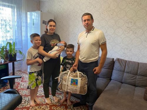 Чаллыда яңа туган балаларга комбинезоннар тапшырдылар