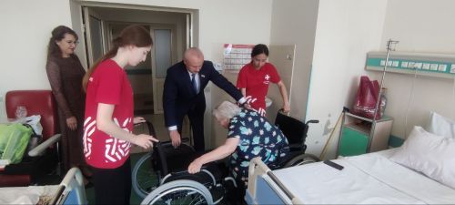 Депутат урамда калган ханыма коляска бүләк итте