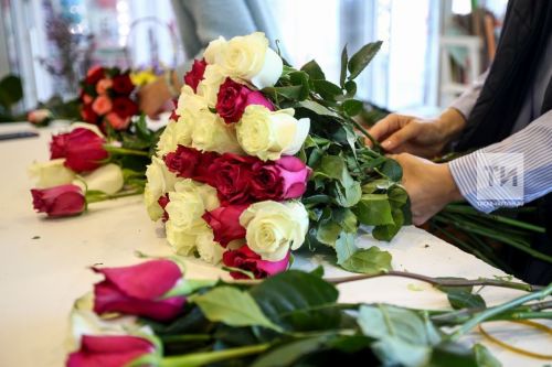 Сөйгәненә 6 мең сумлык чәчәкләр бүләк иткән ир-атны судка чакырдылар