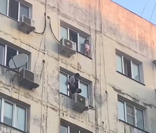 2 яшьлек бала 9нчы каттагы тәрәзә кәрнизенә чыгып баскан