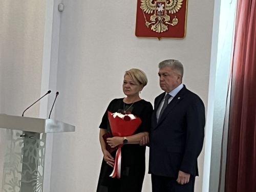 Чаллы мэры Наил Мәһдиев 12 хәрбинең әти-әнисенә, хатыннарына, туганнарына Батырлык ордены тапшырды