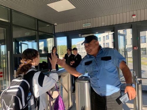 «Адымнар» мәктәбе сакчысы Гайнетдин абый балалар күңелен ничек яулаган?