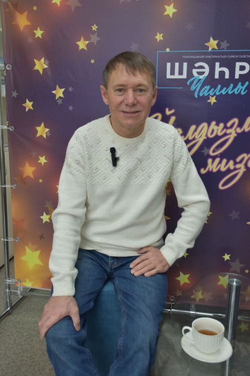 Равил Галиев ничек намазга баскан?