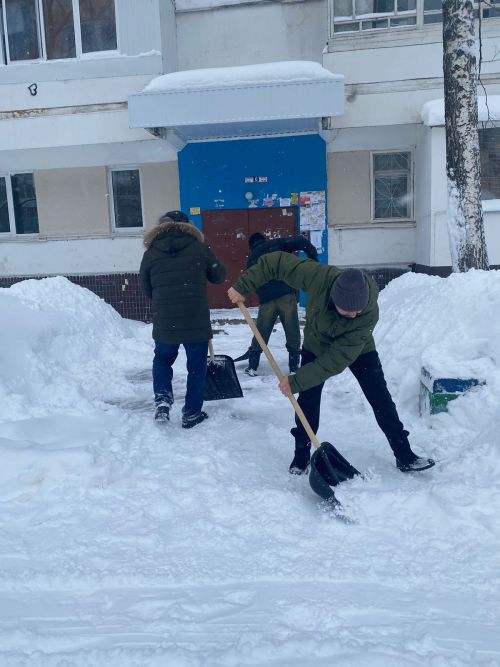 Идарә итү компаниясе директоры: «Бухгалтерларыбызга кадәр чыгып, кар көрәде»