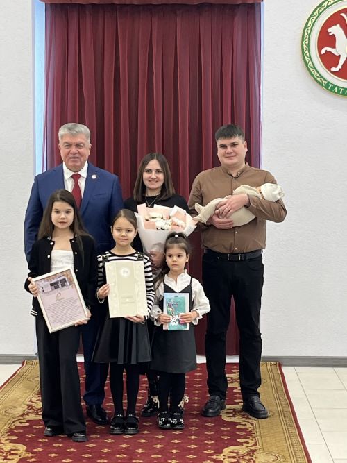 Чаллыда дүрт күпбалалы гаиләгә тантаналы шартларда сабыйлары туу турында таныклык тапшырылды