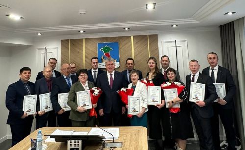 Чаллы мэры Наил Мәһдиев җитәкчеләрне бүләкләде