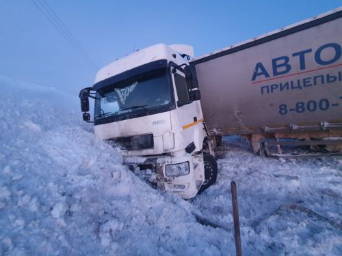Сургуттан килүче йөк машинасы юлы кырыена төшеп әйләнгән
