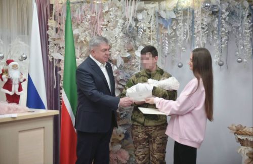 Чаллы мэры хәрбинең улын каршы алды