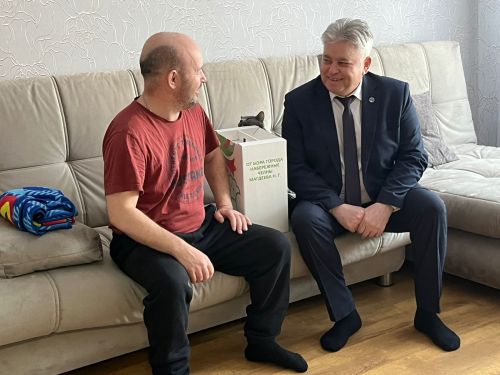 Район башлыклары хәрбиләрнең гаиләләренә мэрдан бүләк өләшә