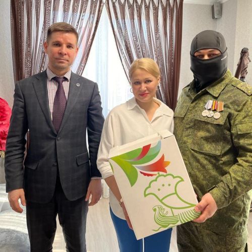 Район башлыклары хәрбиләрнең гаиләләренә мэрдан бүләк өләшә