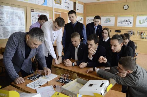 Чаллыдан ирле-хатынлы эшмәкәрләр студентларга зур бүләк ясады