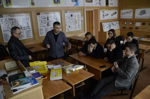 Чаллыдан ирле-хатынлы эшмәкәрләр студентларга зур бүләк ясады