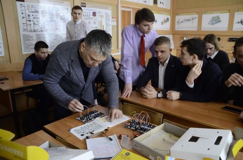 Чаллыдан ирле-хатынлы эшмәкәрләр студентларга зур бүләк ясады