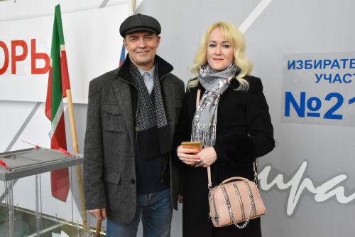 СВОда хезмәт иткән хәрби сайлауларга тормыш иптәше белән килде
