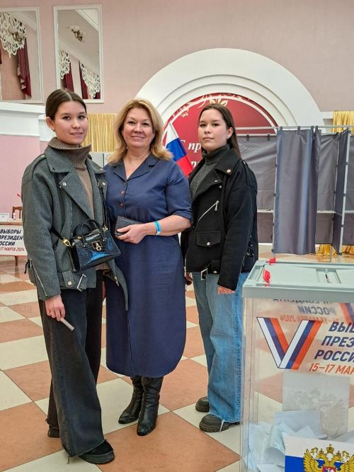 Баш табиб кызлары белән бергә сайлауга барды