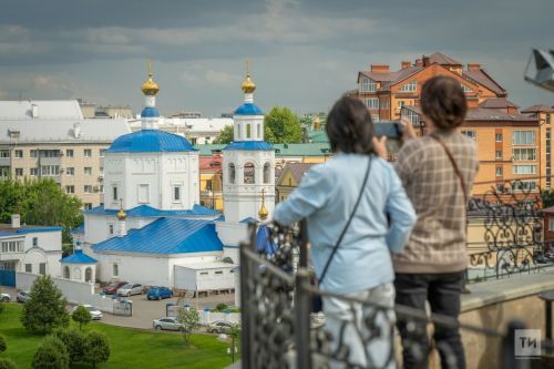«Менә чын яшьләрчә инде: теге ир бүләкләр ташый, чәчәкләр бирә»