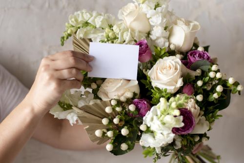 8 мартка нинди чәчәк бүләк итәргә?