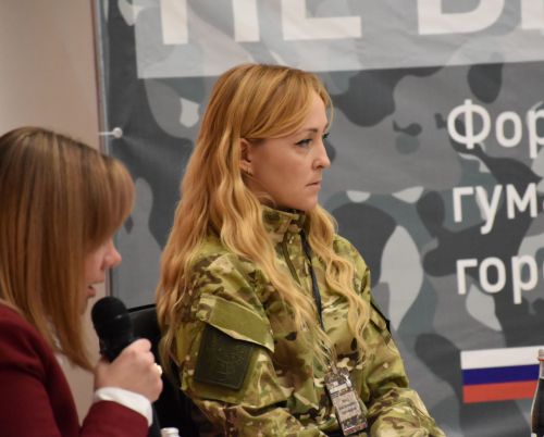 Хәрби киемнән йөрүче парикмахер