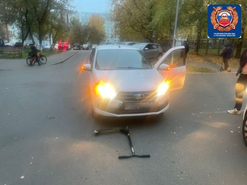 Чаллыда  җиңел машина самокатта барган баланы бәрдергән