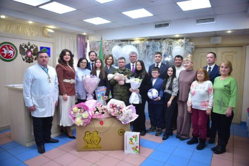 Чаллыда җитәкчеләр хәрбинең сабыен бала тудыру йортыннан каршы алдылар