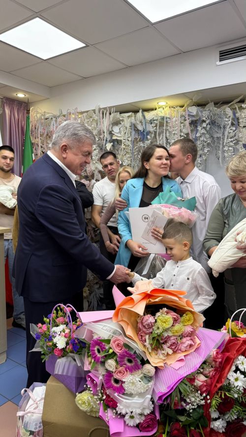 Мэр Наил Мәһдиев хәрбинең хатынына баласының туу турындагы таныклыгын тапшырды