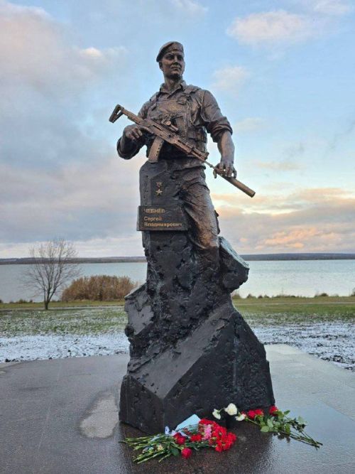 Чаллы мэры Наил Мәһдиев Сергей Чебнев һәйкәленә чәчәкләр салды
