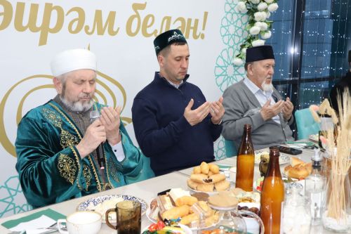 «Айрат кулымда үлде, үзем күзен йомдырдым»