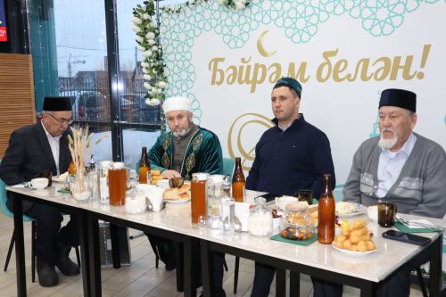 «Айрат кулымда үлде, үзем күзен йомдырдым»