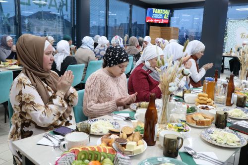 «Айрат кулымда үлде, үзем күзен йомдырдым»