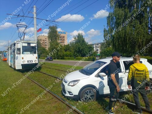 Трамвай белән бәрелешкән машина хуҗасы һәлакәт урыныннан качкан