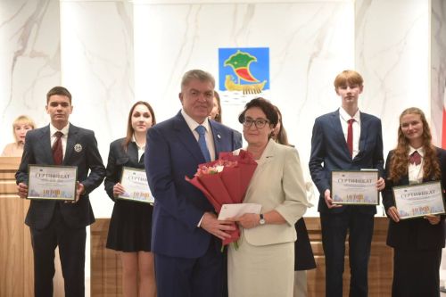 Чаллы укытучысы мэр кулыннан 200 мең сум премия алды