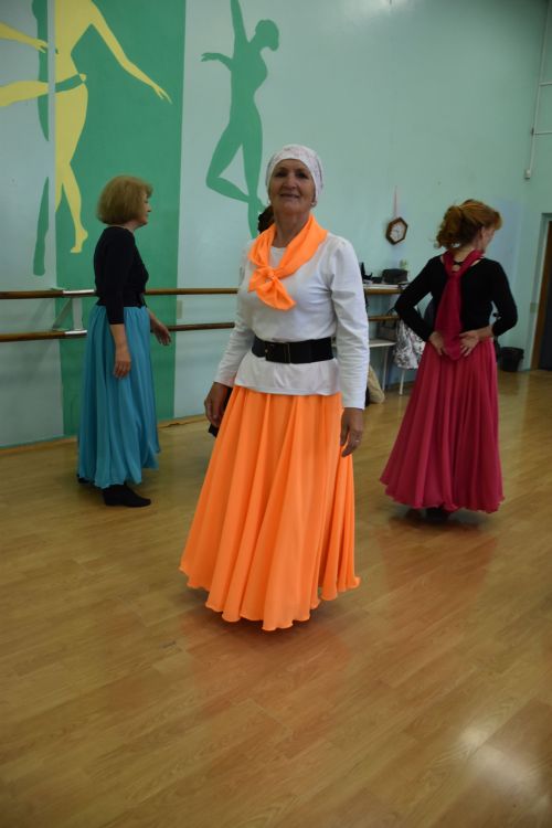 Волонтер әбиләр вальс әйләнә
