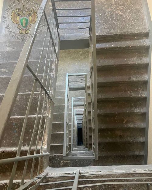 Яшь ярымлык сабый 8нче каттан егылган