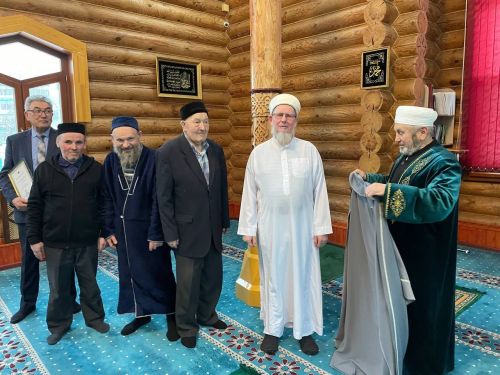 Чаллы хәзрәтенә затлы чапан бүләк иттеләр