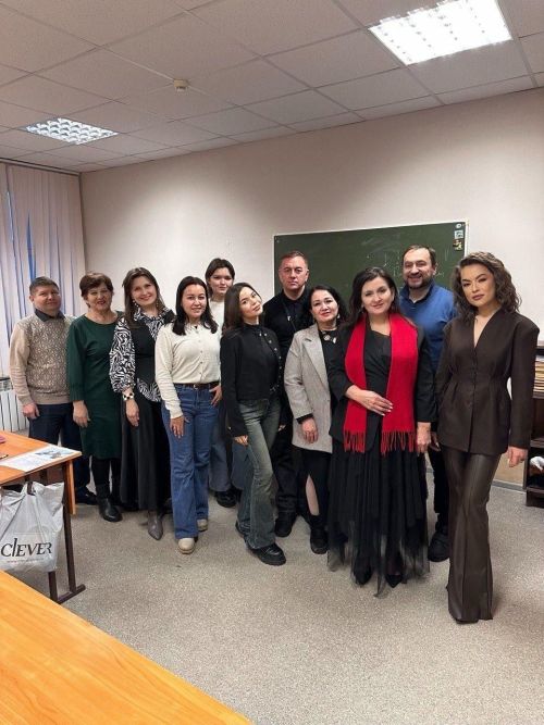 Флүрә Талипова киселгән туфли киеп җырлаган