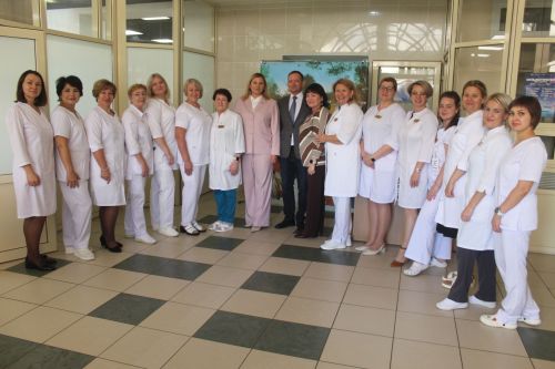 Чаллы мэры урынбасары Ирина Сәгыйдуллина госпитальдә дәваланучы өлкәннәрне котлады