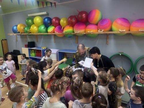 Чаллыда балалар бакчасына йөртүчеләр хәрбиләргә гуманитар ярдәм җибәрделәр