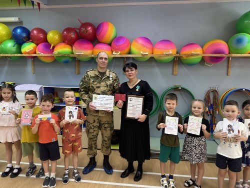 Чаллыда балалар бакчасына йөртүчеләр хәрбиләргә гуманитар ярдәм җибәрделәр