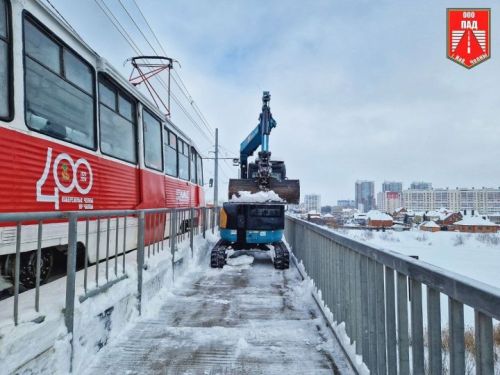 Чаллы урамнарын кечкенә экскаватор чистарта