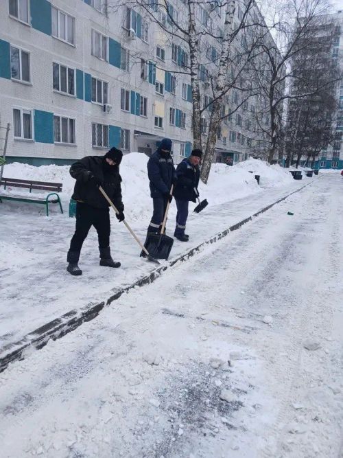Ишегалдыбыз ялт итеп тора