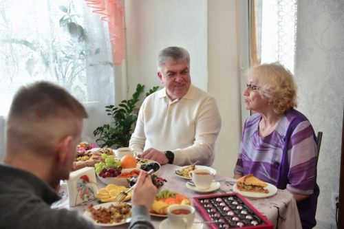 Чаллы мэры Россия Героеның әнисен яз бәйрәме белән котлады