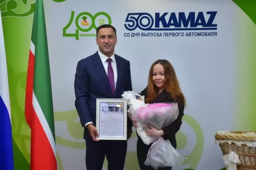 Җитәкче хәрбинең гаиләсенә бала туу турындагы таныклык тапшырды