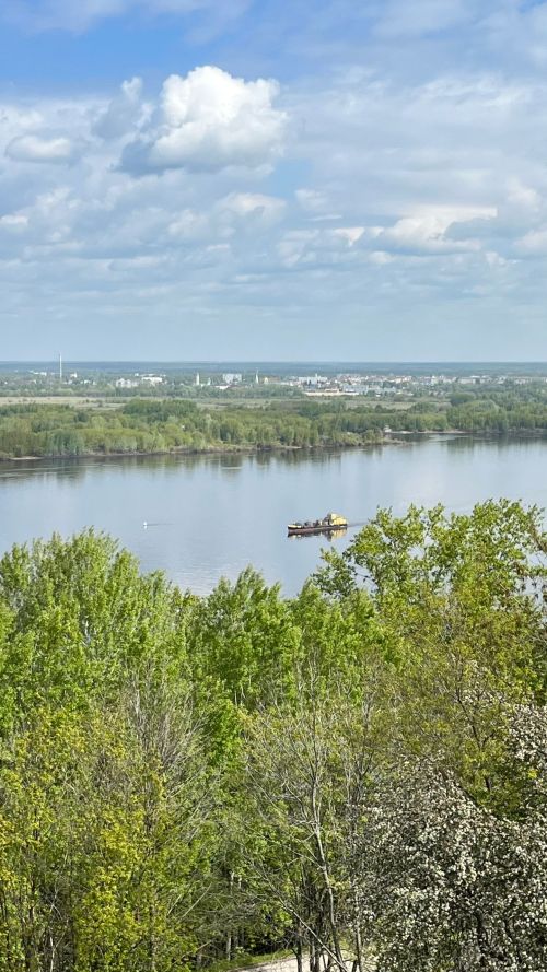 Кунакханә дә, экскурсия дә, ресторан да – теплоходта сәяхәт итү нәрсә белән үзенә тарта?