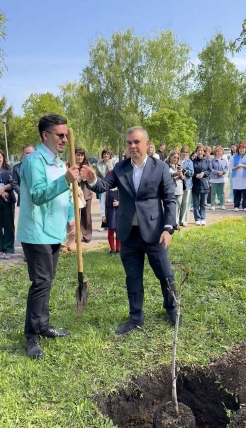 Хастаханәнең Дан аллесында Марат Мөхәммәдиев агачы утыртылды