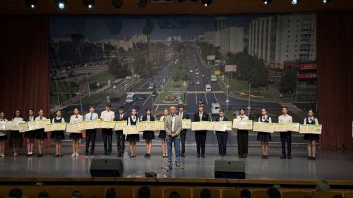 Чаллының олы җанлы җитәкчесе укучыларга премия өләште